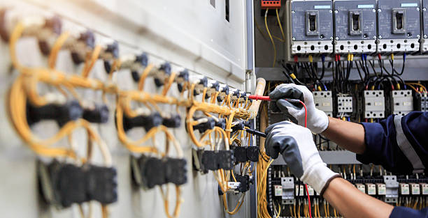 Professional Electrician technician working in Lakeside Park, KY
